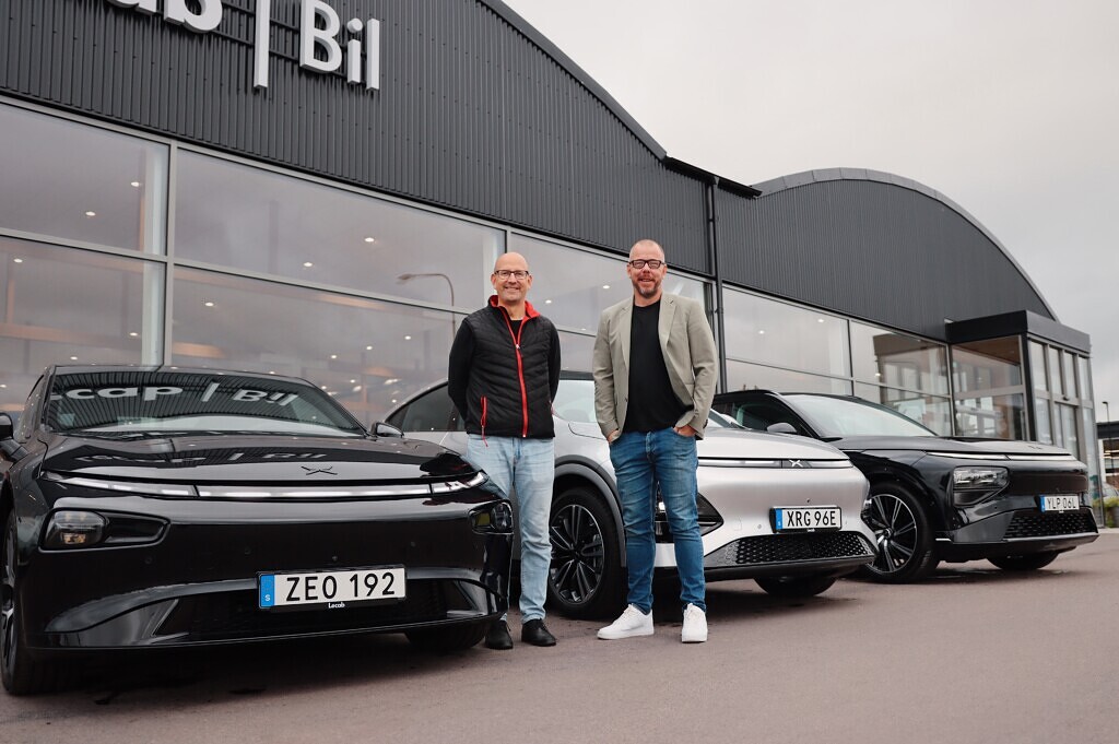 Andreas Öst och Johan Pettersson framför XPENG-modellerna