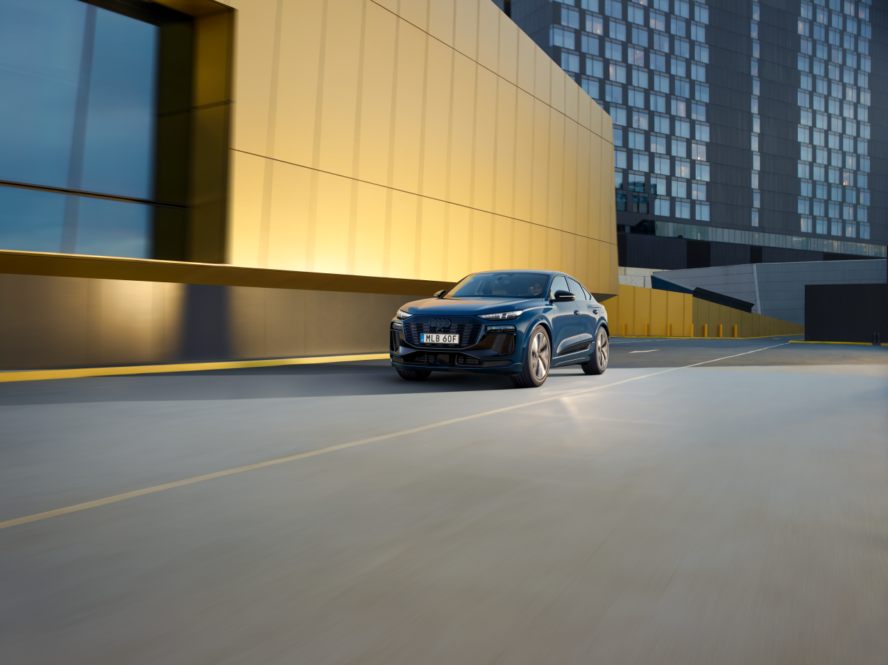 blå audi q6 e-tron sportback