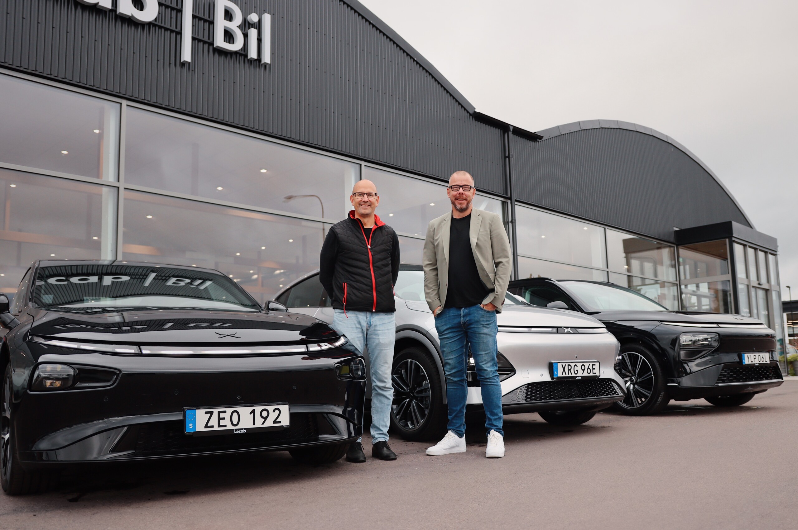 Andreas Öst och Johan Pettersson framför XPENG-modellerna